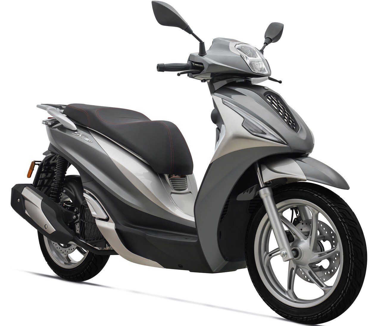 <div class='descrGalleryTitle'>SC125LX</div><div class='descrGalleryText'><p>Unico scooter della gamma, una sorta di incrocio tra un vecchio Honda SH e un Piaggio Liberty. <b>Ruota alta</b>, anteriore da 16” e posteriore da 14, 125 cc e 8,3 kw. 145 kg il peso a secco.</p>
</div>